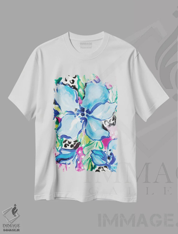 تیشرت سفید طرح دار "شکوفه های آبی"، دکور معاصر اثر لِینی لورث | فروشگاه ایماژ