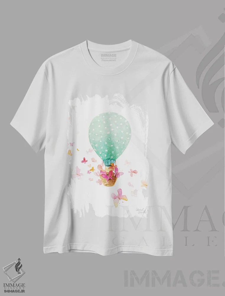 تیشرت سفید طرح دار "بالن هوای گرم با پروانه ها"، دکور معاصر اثر لِینی لورث | immage.ir