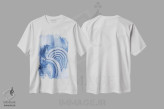 تیشرت سفید طرح دار "فراتر از ایندیگو عمودی" اثر لِینی لورث | immage.ir