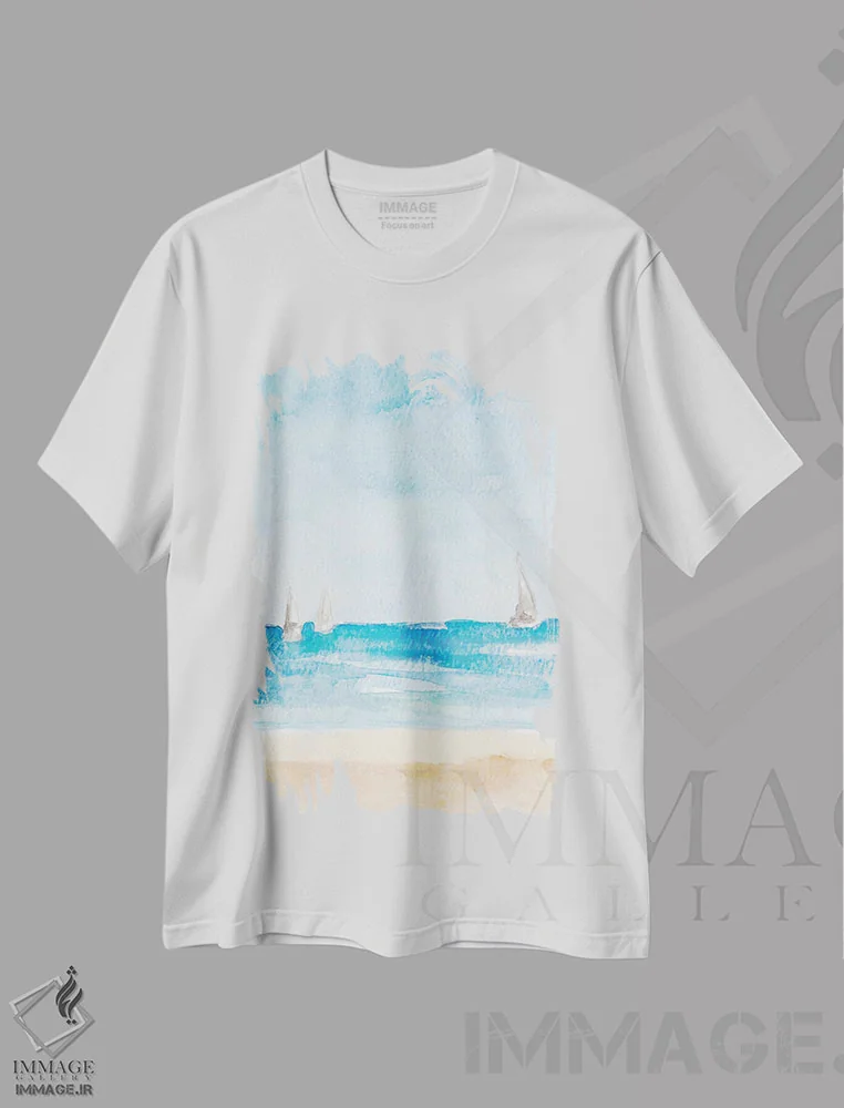 تیشرت سفید طرح دار "روز بادی در ساحل"، دکور ساحلی اثر لِینی لورث | فروشگاه ایماژ