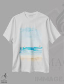 تیشرت سفید طرح دار "روز بادی در ساحل"، دکور ساحلی اثر لِینی لورث | فروشگاه ایماژ