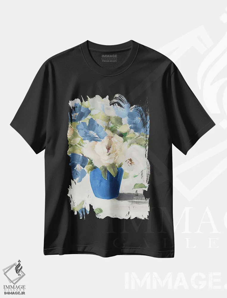 تیشرت مشکی طرح دار "سایه های گل آبی"، آبستره اثر لِینی لورث | فروشگاه ایماژ