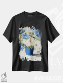 تیشرت مشکی طرح دار "سایه های گل آبی"، آبستره اثر لِینی لورث | فروشگاه ایماژ