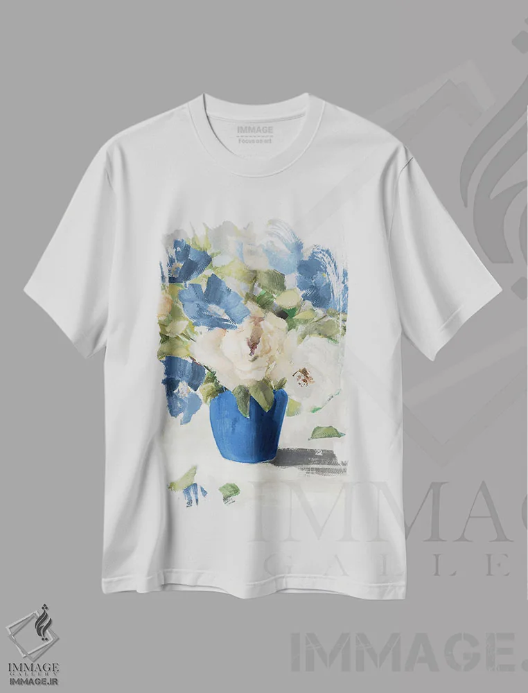 تیشرت سفید طرح دار "سایه های گل آبی"، آبستره اثر لِینی لورث | immage.ir