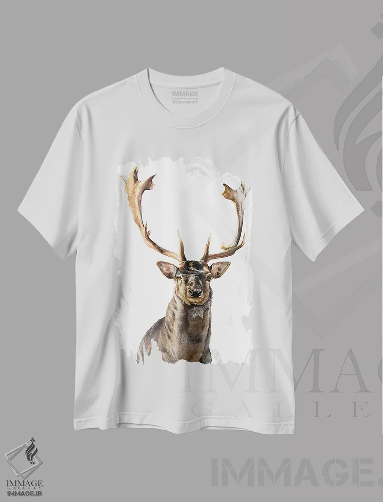 تیشرت سفید طرح دار "گوزن نر"، دکور کلبه و لژ اثر لیزا لنون | immage.ir