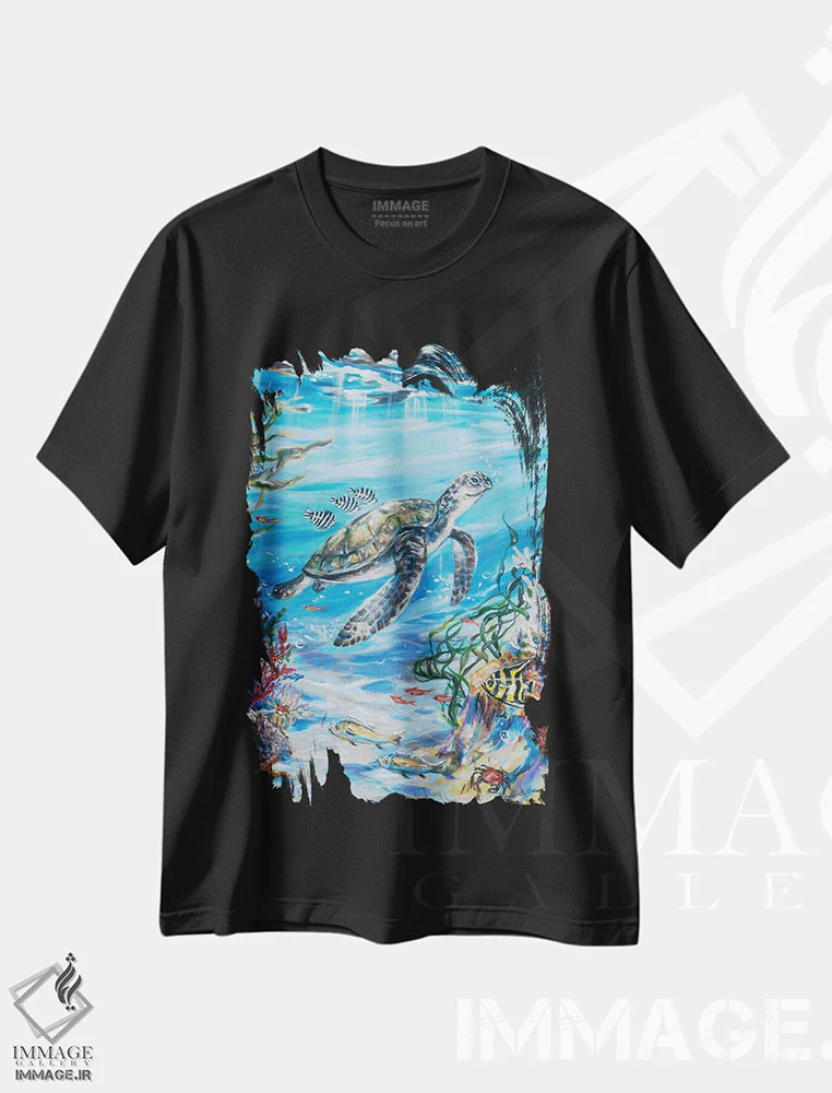 تیشرت مشکی طرح دار "مسافران رایگان"، دکور ساحلی اثر لیندا اولسن | فروشگاه ایماژ