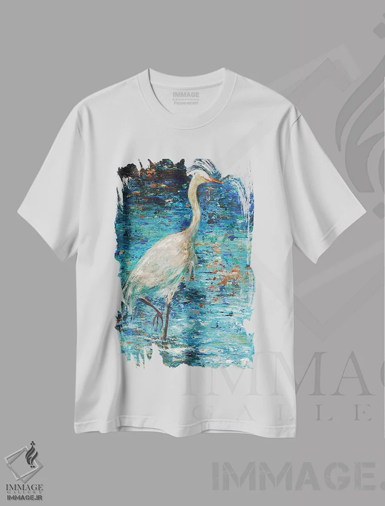 تیشرت سفید طرح دار بازتاب جرثقیل، دکور ساحلی اثر لیندا اولسن | immage.ir