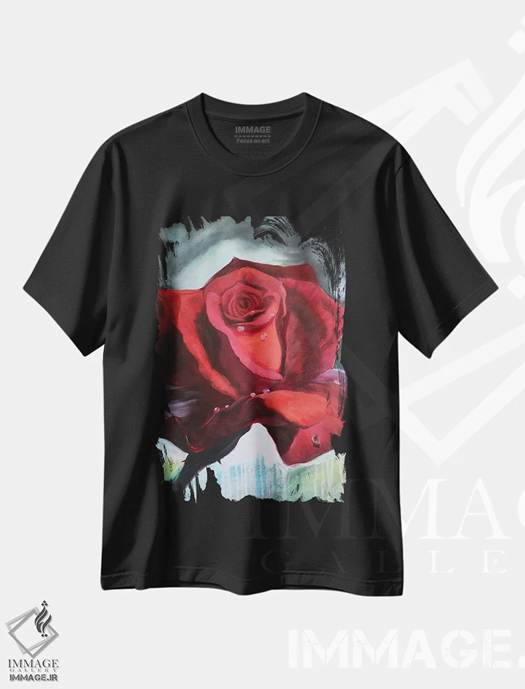 تیشرت مشکی طرح دار گل رز قرمز با قطرات شبنم روی گلبرگ ها، دکور معاصر اثر جین لانتسمن | فروشگاه ایماژ