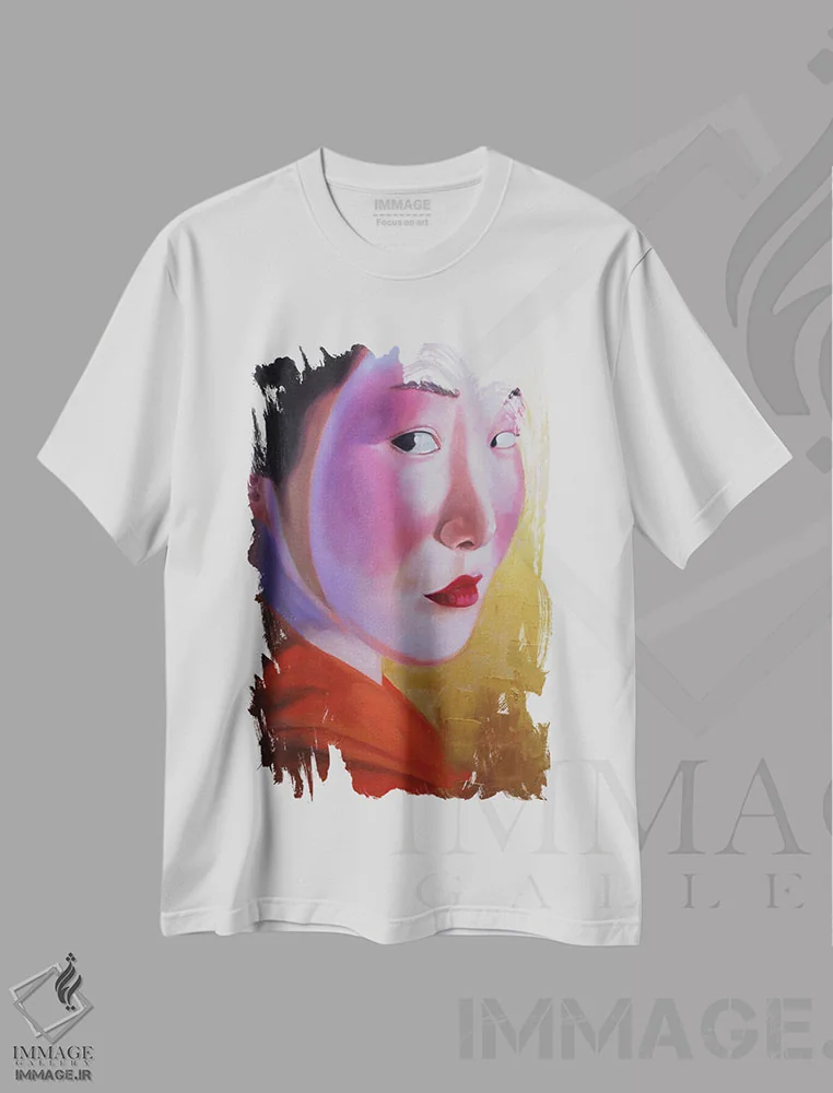 تیشرت سفید طرح دار گیشا در کیمونو روی زمینه طلایی شماره ۳، دکور معاصر اثر جین لانتسمن | فروشگاه ایماژ