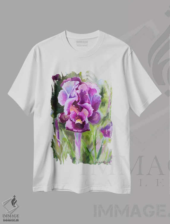 تیشرت سفید طرح دار زنبق بنفش در باغ، دکور معاصر اثر جین لانتسمن | immage.ir