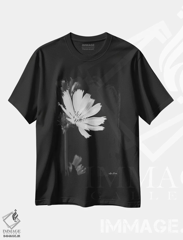 تیشرت مشکی طرح دار آرزوهای گلبرگی، عکاسی سیاه و سفید اثر لری دیتِر | immage.ir