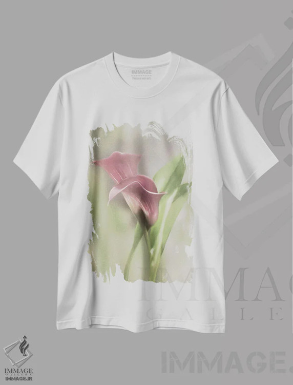 تیشرت سفید طرح دار گل کالای صورتی، تزئینی اثر لری دیتِر | immage.ir