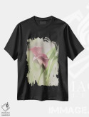 تیشرت مشکی طرح دار گل کالای صورتی، تزئینی اثر لری دیتِر | فروشگاه ایماژ