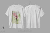 تیشرت سفید طرح دار گل کالای صورتی، تزئینی اثر لری دیتِر | immage.ir