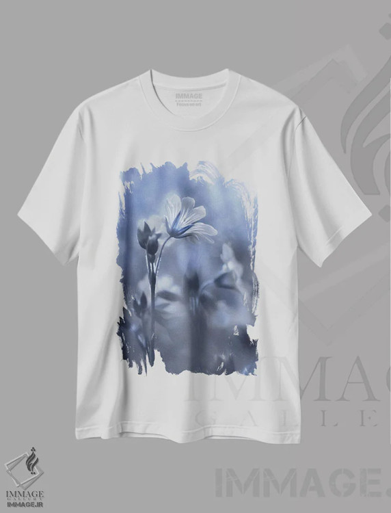 تیشرت سفید طرح دار گل های آبی و سفید ۱، مدیوم اثر لری دیتِر | immage.ir
