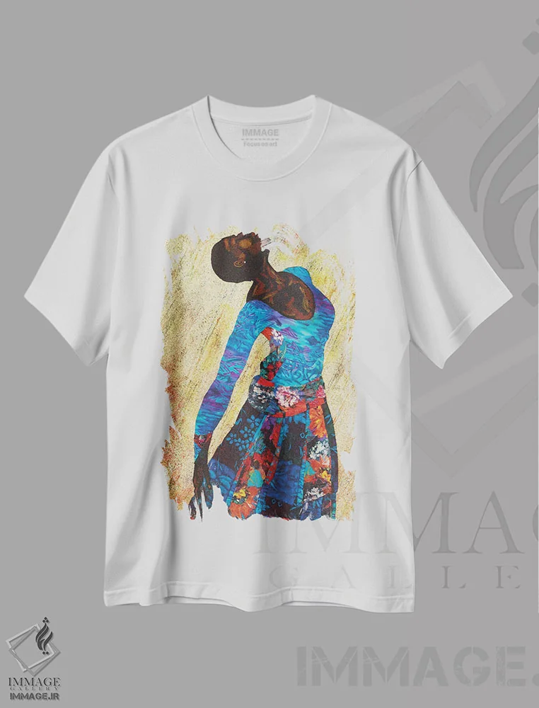 تیشرت سفید طرح دار "زنی قوی ۴"، هنر آمریکایی آفریقایی تبار اثر آلونزو ساندرز | immage.ir