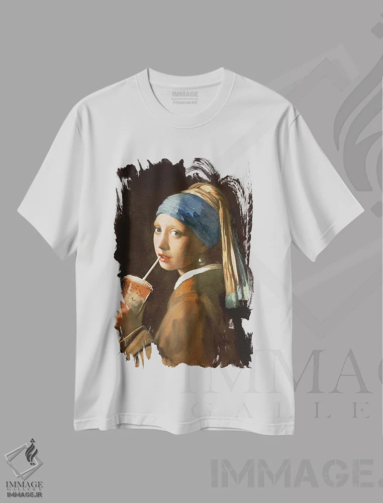 تیشرت سفید طرح دار "دختری با لاته یخ زده"، هنر دیجیتال اثر یوناس لوس | immage.ir