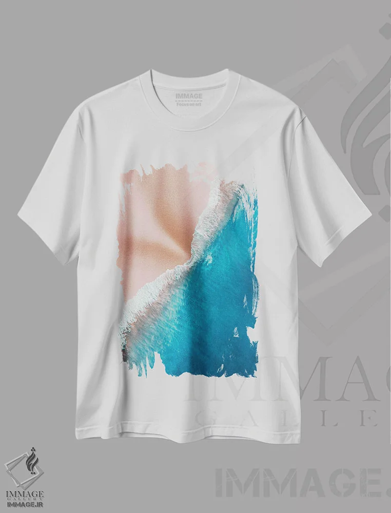 تیشرت سفید طرح دار "ساحل پستان مرغی"، عکاسی ترکیبی اثر یوناس لوس | فروشگاه ایماژ