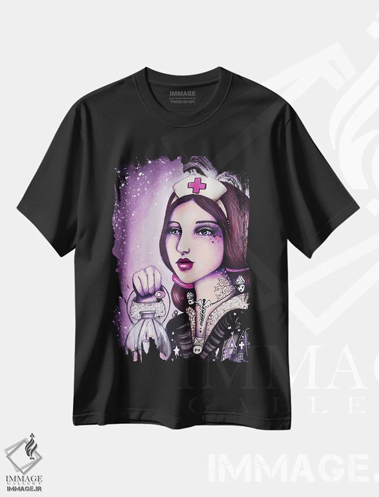 تیشرت مشکی طرح دار – تیشرت هنری ,بانوی چراغ به دست اثر تامارا لاپورت immage.ir