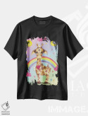 تیشرت مشکی طرح دار – تیشرت فانتزی ,زرافه شیرین با زمینه رنگین کمانی اثر تامارا لاپورت فروشگاه ایماژ