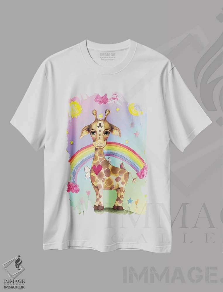 تیشرت سفید طرح دار – تیشرت فانتزی ,زرافه شیرین با زمینه رنگین کمانی اثر تامارا لاپورت immage.ir