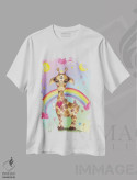 تیشرت سفید طرح دار – تیشرت فانتزی ,زرافه شیرین با زمینه رنگین کمانی اثر تامارا لاپورت immage.ir