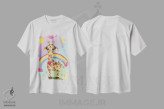 تیشرت سفید طرح دار – تیشرت فانتزی ,زرافه شیرین با زمینه رنگین کمانی اثر تامارا لاپورت immage.ir