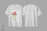 تیشرت سفید طرح دار – تیشرت الهامی ,شکوفه های قرمز اثر آنی لاپوینت immage.ir