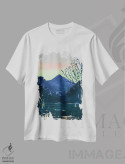 تیشرت سفید طرح دار – تیشرت طبیعت ,آرامش دریاچه مالیبو اثر لویزا میلیسنت فروشگاه ایماژ