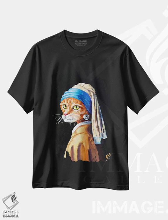 تیشرت مشکی طرح دار – تیشرت گربه ,گربه با گوشواره مروارید اثر لنا اسمیرنُوا immage.ir