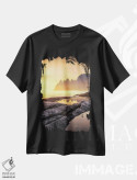 تیشرت مشکی طرح دار – تیشرت منظره ,خورشید نیمه شب در سنیا اثر لاری لوهی فروشگاه ایماژ