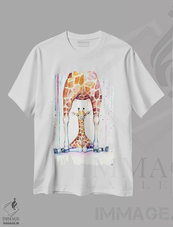 تیشرت سفید طرح دار – تیشرت طبیعت ,زرافه های زیبا در باران اثر مارک آلانته immage.ir