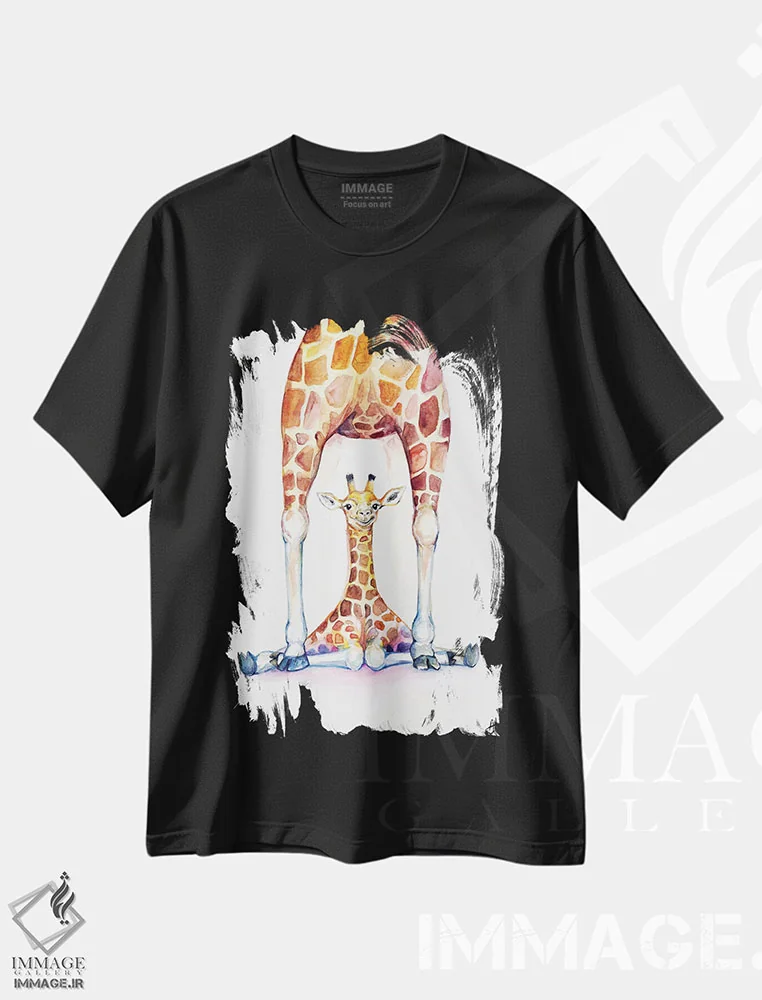 تیشرت مشکی طرح دار – تیشرت حیوانات ,زرافه های زیبا اثر مارک آلانته immage.ir