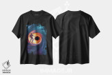 تیشرت مشکی طرح دار – تیشرت فانتزی ,سیاه چاله اثر ماریشا بکر فروشگاه ایماژ