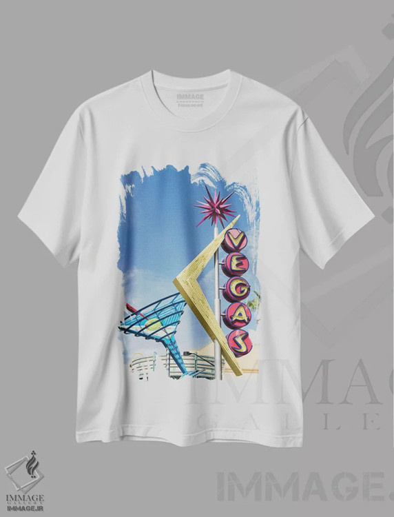 تیشرت سفید طرح دار – تیشرت شهری ,لیوان مارتینی نئونی و تابلوهای وگاس، منطقه سرگرمی شرق فریمونت، لاس وگاس، نوادا، آمریکا اثر مایکل دفریتاس immage.ir