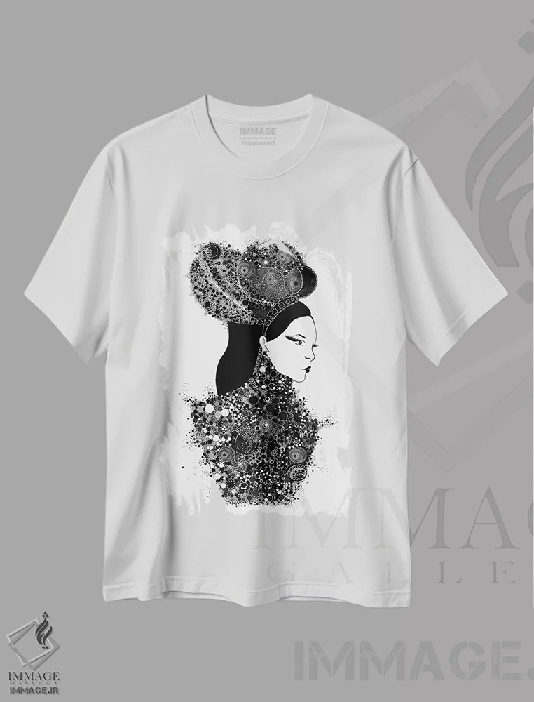 تیشرت سفید طرح دار – تیشرت زنانه هنری ,او یک بانو است اثر مادالینا تنتارئانو فروشگاه ایماژ