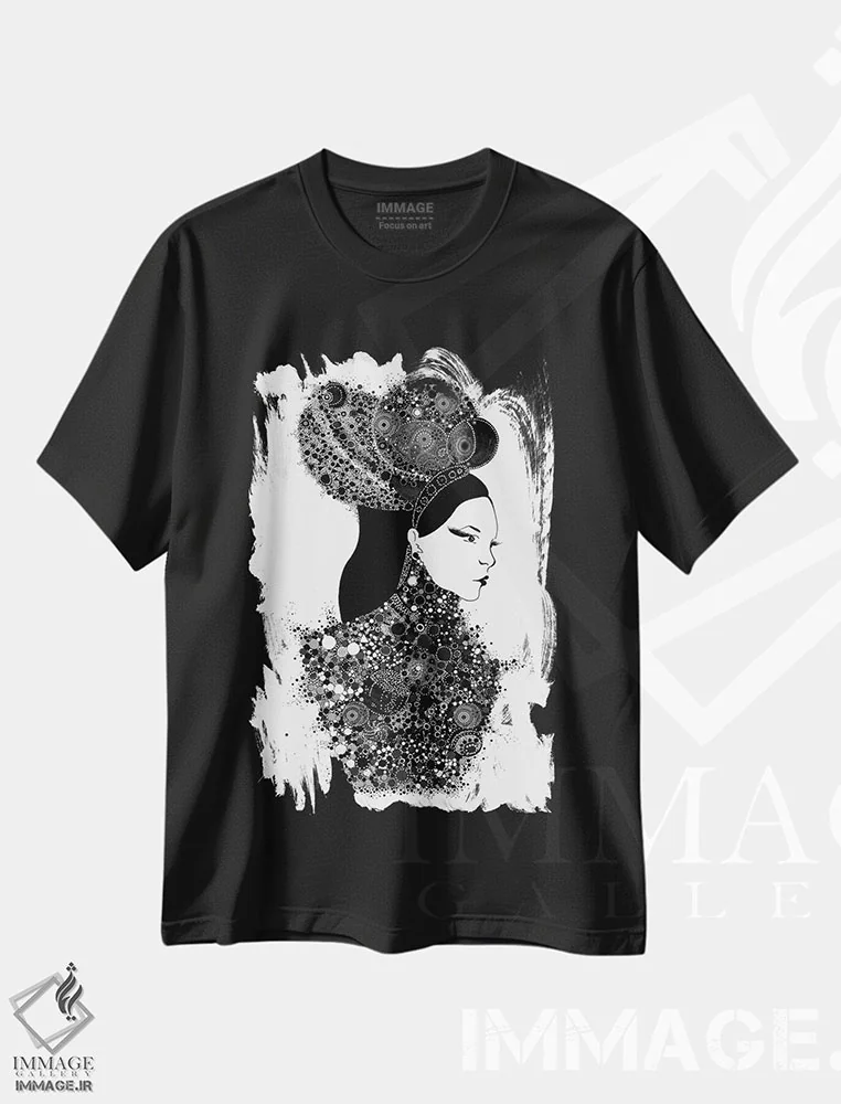 تیشرت مشکی طرح دار – تیشرت زنانه هنری ,او یک بانو است اثر مادالینا تنتارئانو immage.ir