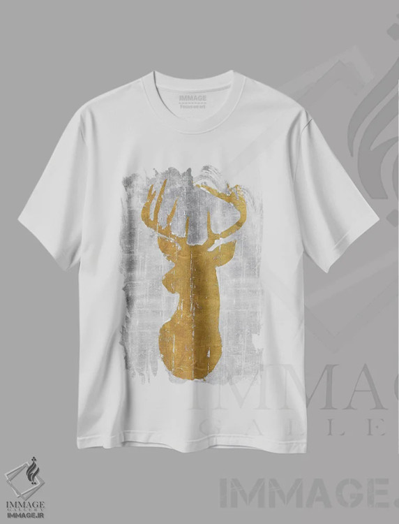 تیشرت سفید طرح دار – تیشرت گوزن ,سر گوزن در کلبه روستایی روی زمینه خاکستری اثر ماری الین کوسون فروشگاه ایماژ