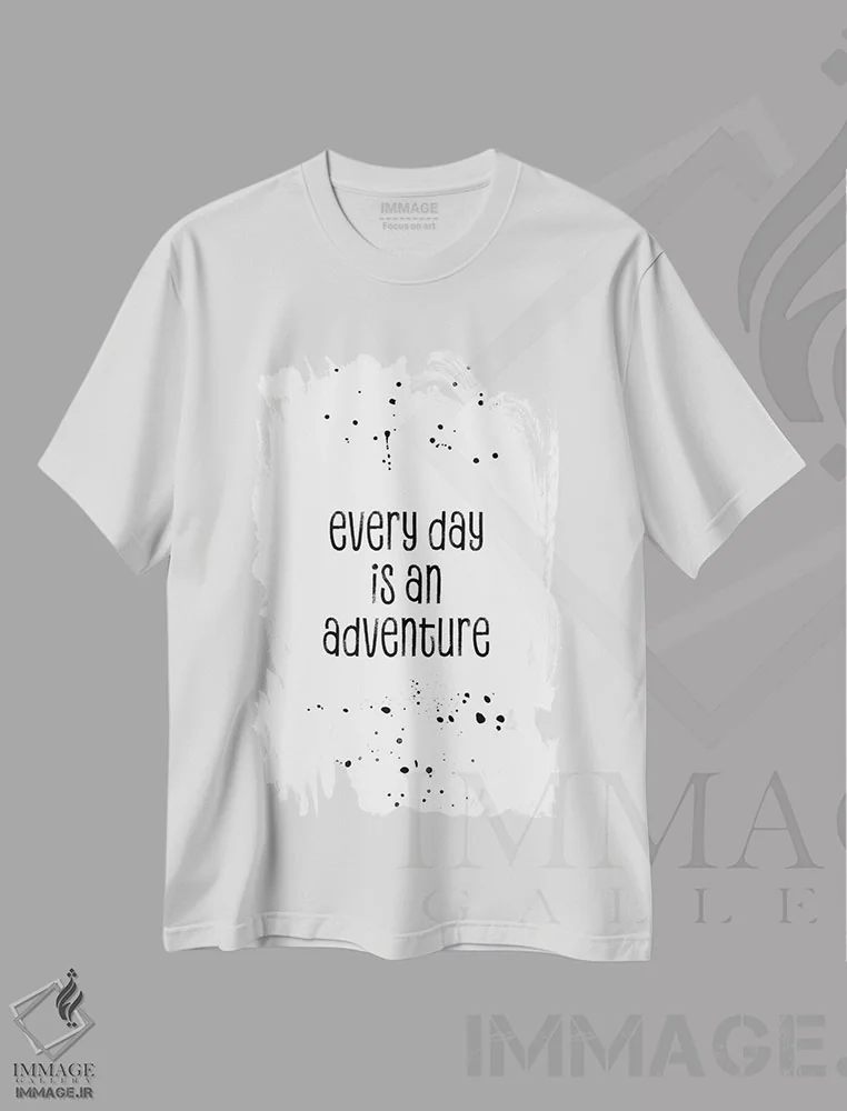 تیشرت سفید طرح دار – تیشرت انگیزشی ,هر روز یک ماجراجویی است اثر ملانی ویولا فروشگاه ایماژ