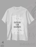 تیشرت سفید طرح دار – تیشرت انگیزشی ,هر روز یک ماجراجویی است اثر ملانی ویولا فروشگاه ایماژ