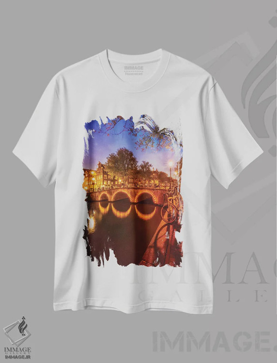تیشرت سفید طرح دار – تیشرت طبیعت شهری ,منظره شب آمستردام از کایزرزخرخت اثر ملانی ویولا فروشگاه ایماژ
