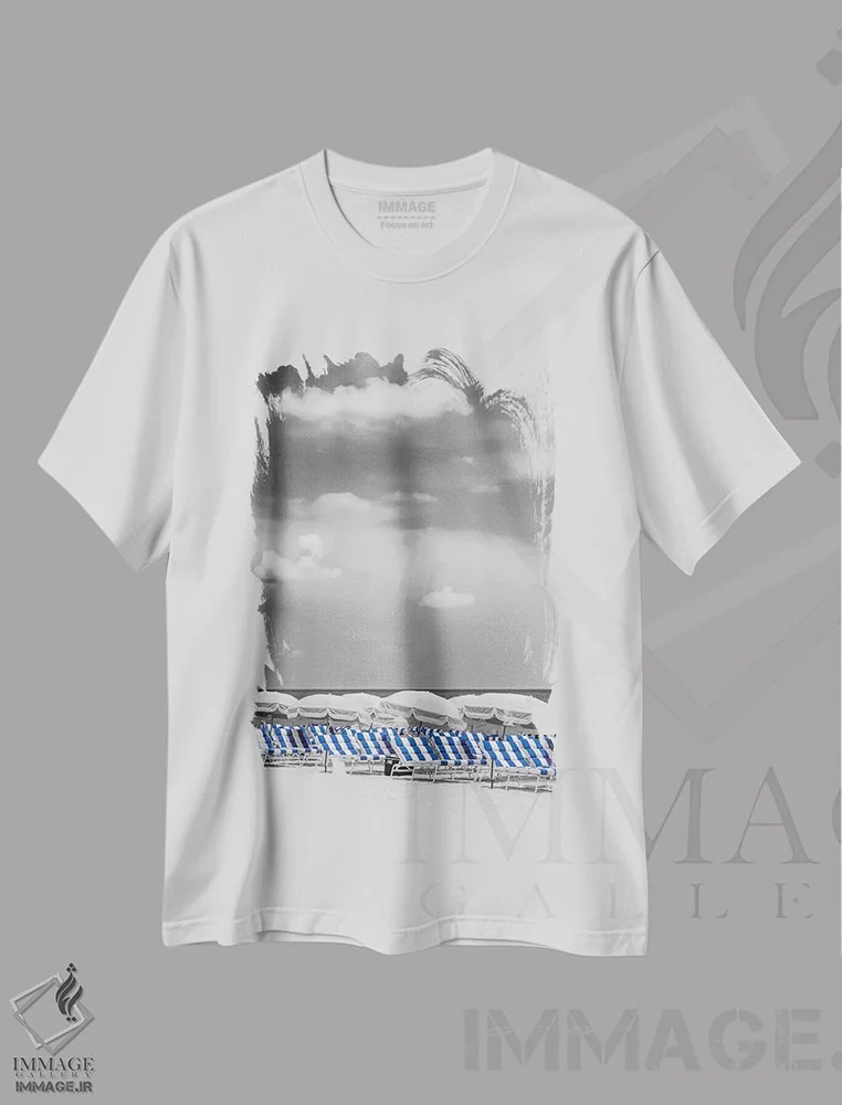 تیشرت سفید طرح دار – تیشرت تابستانی ,صحنه ساحل با برجستگی رنگ آبی اثر ملانی ویولا immage.ir