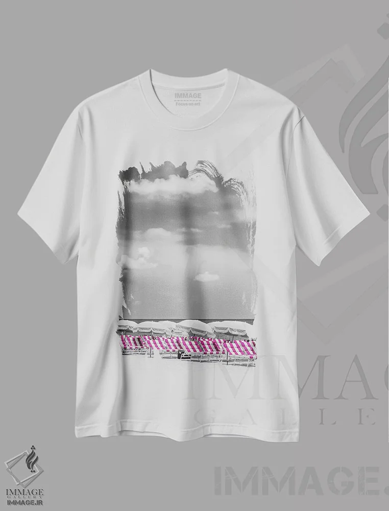تیشرت سفید طرح دار – تیشرت زنانه مینیمال ,صحنه ساحل با برجستگی رنگ صورتی اثر ملانی ویولا فروشگاه ایماژ
