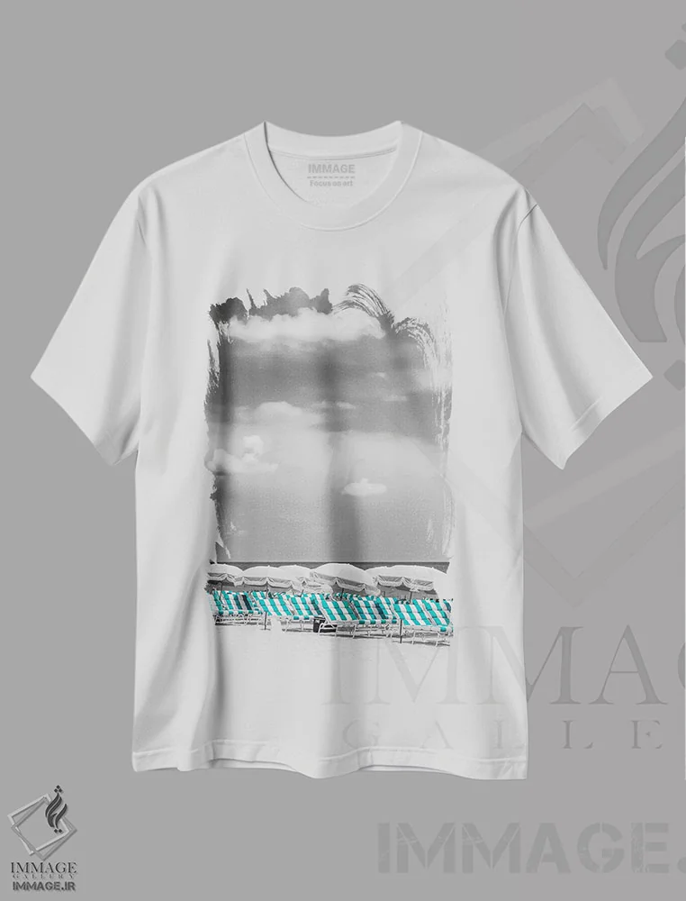 تیشرت سفید طرح دار – تیشرت ساحلی ,صحنه ساحل با برجستگی رنگ فیروزه ای اثر ملانی ویولا immage.ir