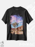 تیشرت مشکی طرح دار – تیشرت طبیعت گردی ,فضای عصرگاهی جاشوا تری اثر ملانی ویولا فروشگاه ایماژ