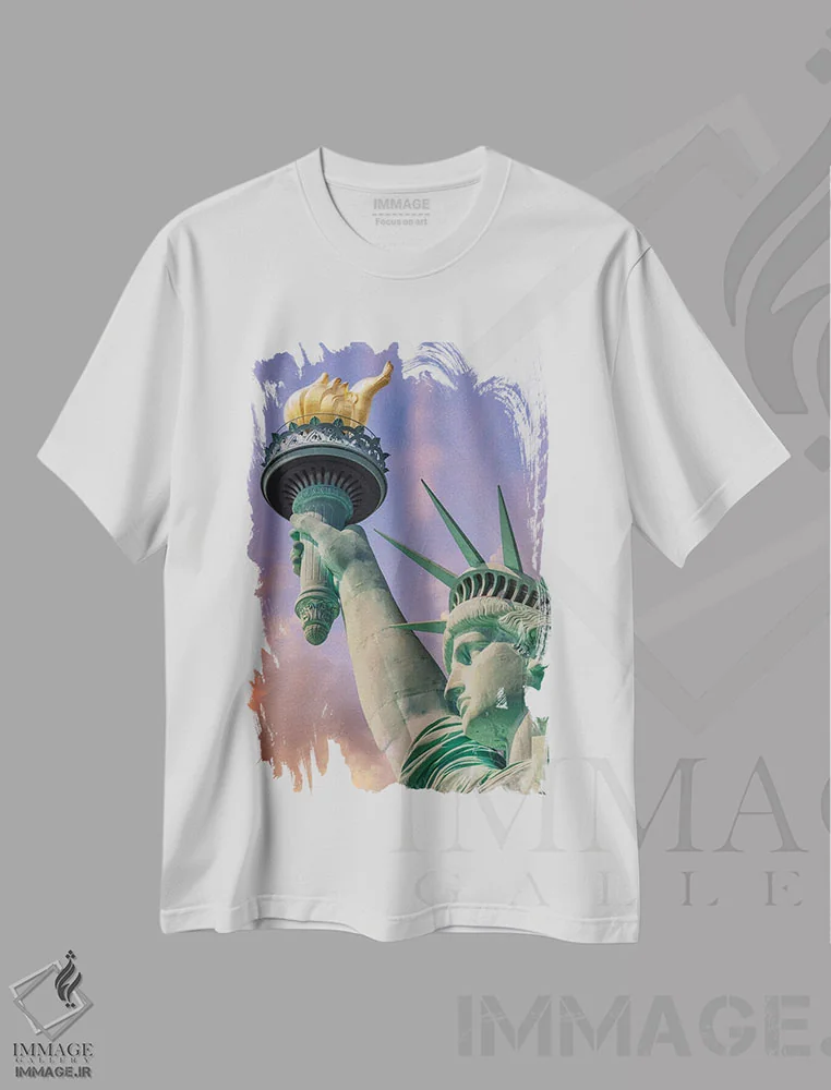 تیشرت سفید طرح دار – تیشرت منظره شهری ,مجسمه آزادی نیویورک در غروب آفتاب اثر ملانی ویولا immage.ir