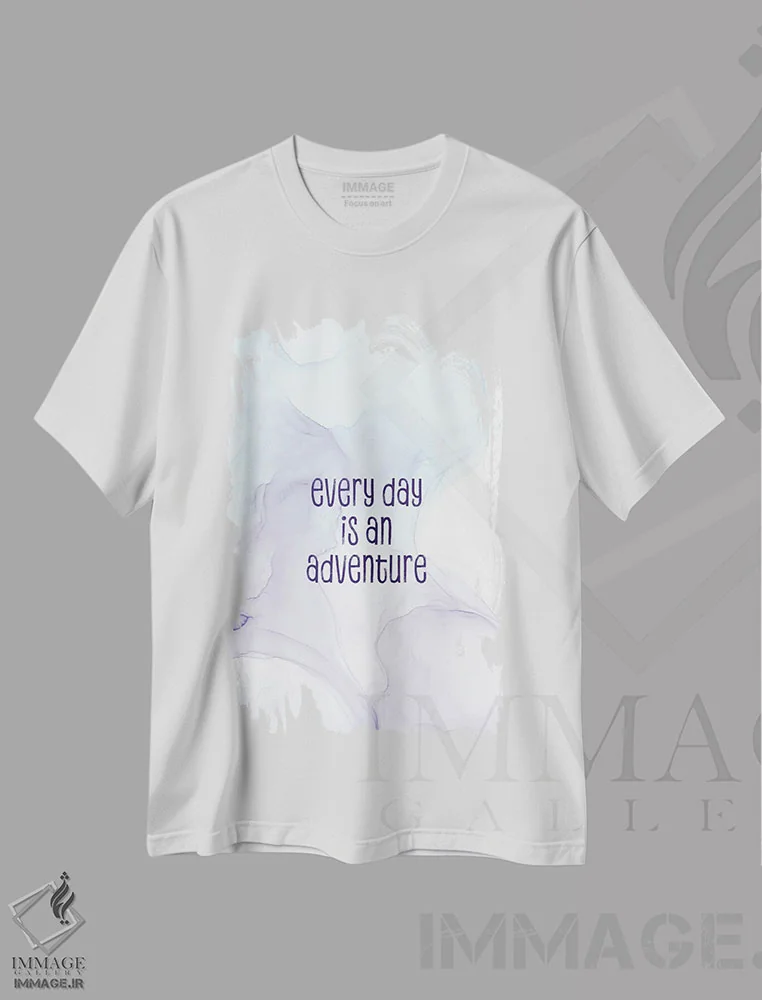 تیشرت سفید طرح دار – تیشرت تایپوگرافی ,هر روز یک ماجراجویی است | رنگ های شناور اثر ملانی ویولا فروشگاه ایماژ