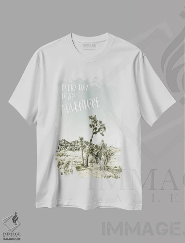 تیشرت سفید طرح دار – تیشرت انگیزشی ,هر روز یک ماجراجویی است | برداشت کویری اثر ملانی ویولا فروشگاه ایماژ
