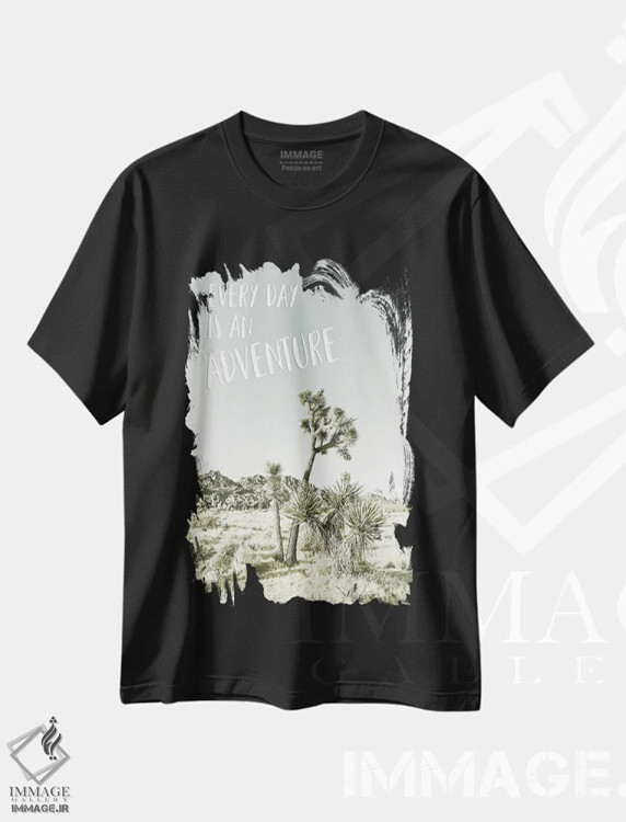 تیشرت مشکی طرح دار – تیشرت انگیزشی ,هر روز یک ماجراجویی است | برداشت کویری اثر ملانی ویولا immage.ir