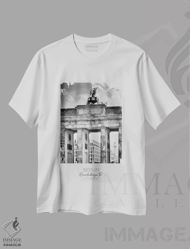 تیشرت سفید طرح دار – تیشرت تاریخی ,در کانون توجه: دروازه براندنبورگ برلین اثر ملانی ویولا immage.ir